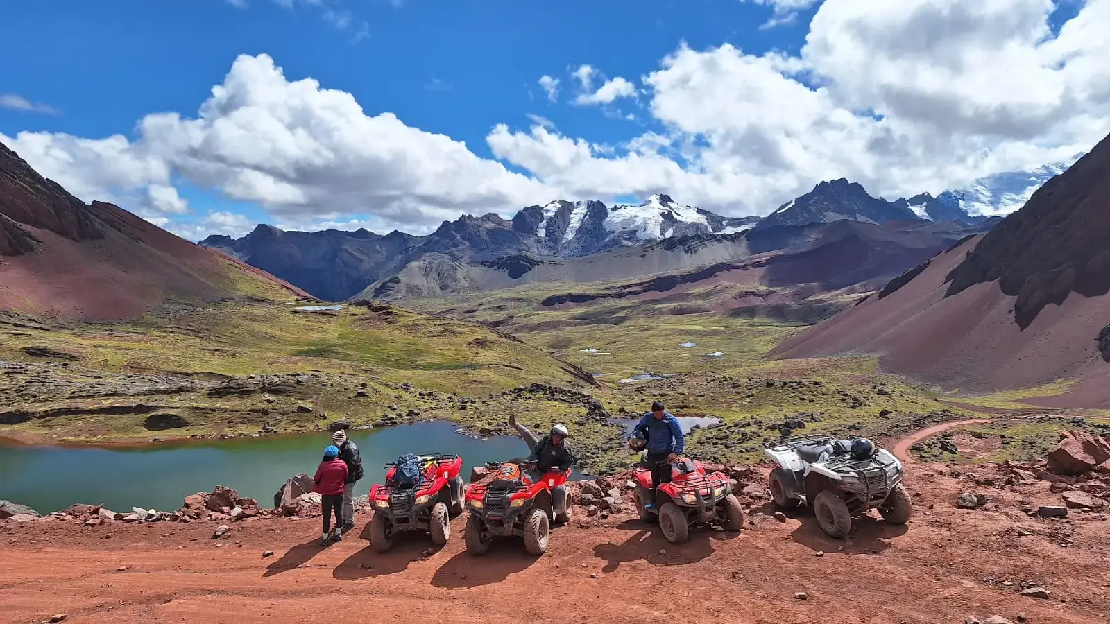 Cuatrimotos en la Montaña de Colores